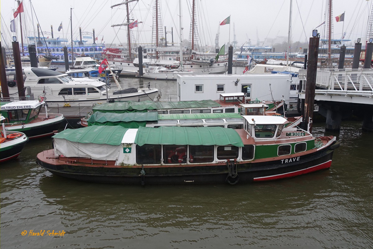 TRAVE (H 3084) am 17.12.2021, Hamburg, Elbe, Winterfest am Ehlers Liegeplatz im Niederhafen (City-Sportboothafen) /
Barkasse /  Lüa 14,34 m, B 3,63 m / 1 Diesel 166 kW (226 PS)  / Zulassung für 45 Fahrgäste / gebaut 1941 bei Scheel+Jöhnk, HH-Harburg / 2001 restauriert / 2013 sinksicher umgebaut bei Felz, HH-Finkenwerder  / Eigner: Barkassen Centrale Ehlers, Hamburg /
