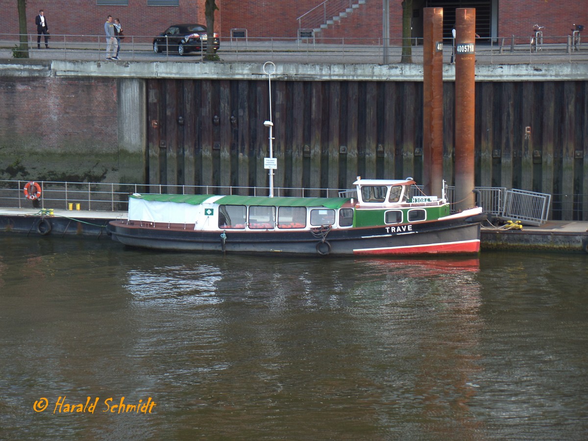 TRAVE (H 3084) am 9.9.2015, Hamburg, Elbe, Binnenhafen Süd / 
Barkasse /  Lüa 14,34 m, B 3,63 m / 1 Diesel 166 kW (226 PS)  / Zulassung für 45 Fahrgäste / gebaut 1941 bei Scheel+Jöhnk, HH-Harburg / 2001 restauriert / 2013 sinksicher umgebaut bei Felz, HH-Finkenwerder  / Eigner: Barkassen Centrale Ehlers, Hamburg /
