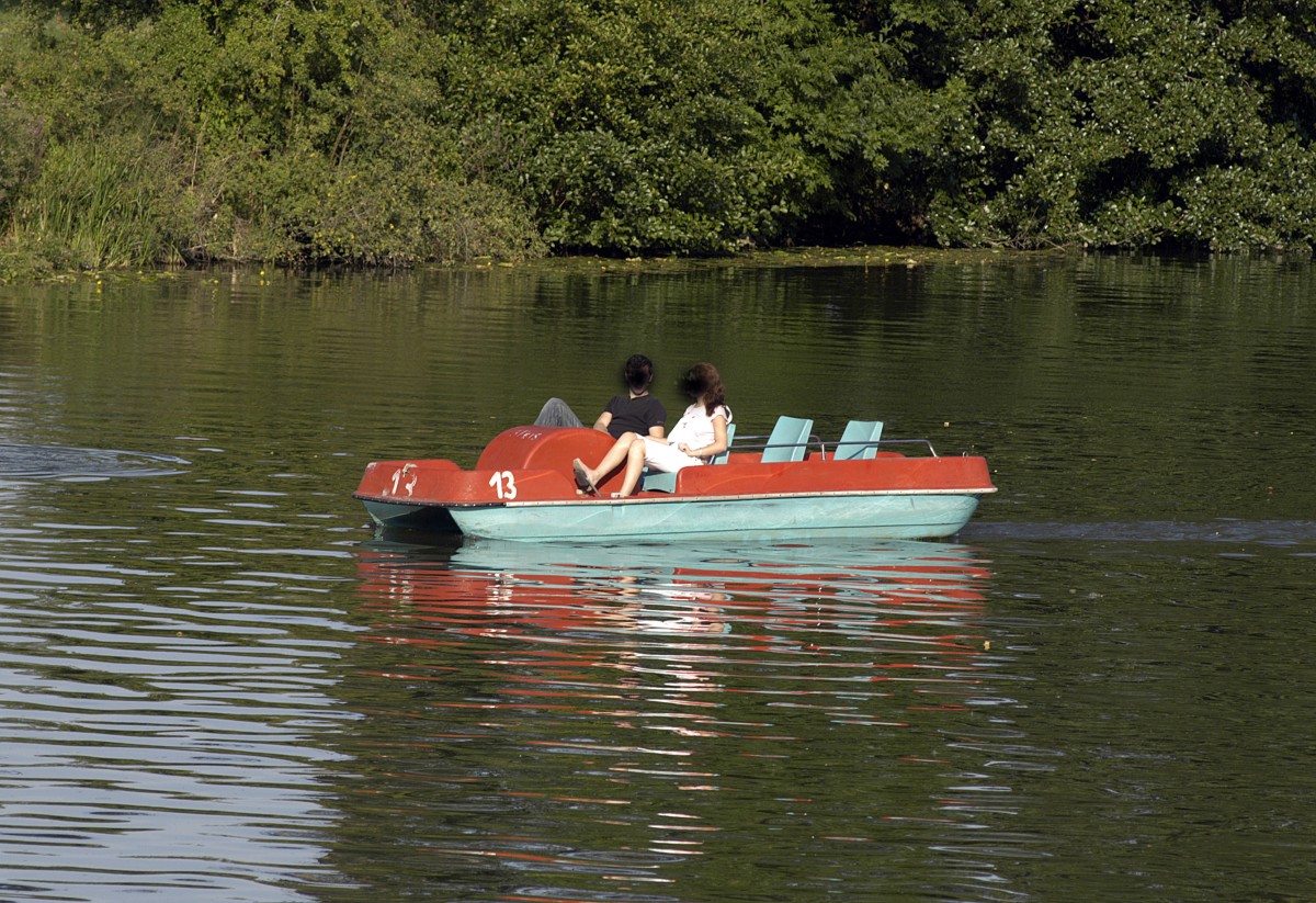 Tretboot auf der Regnitz in Bamberg. Aufnahme: Juli 2008.