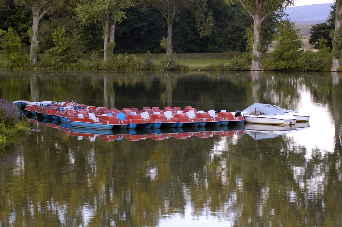 Tretboote auf der Regnitz in Bamberg. Aufnahme: Juli 2008.