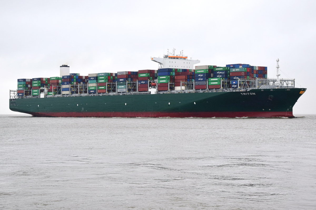 TRITON , Containerschiff , IMO  9728916 , Baujahr 2016 , 14354 TEU , 369 × 51m  , 31.12.2017 Cuxhaven