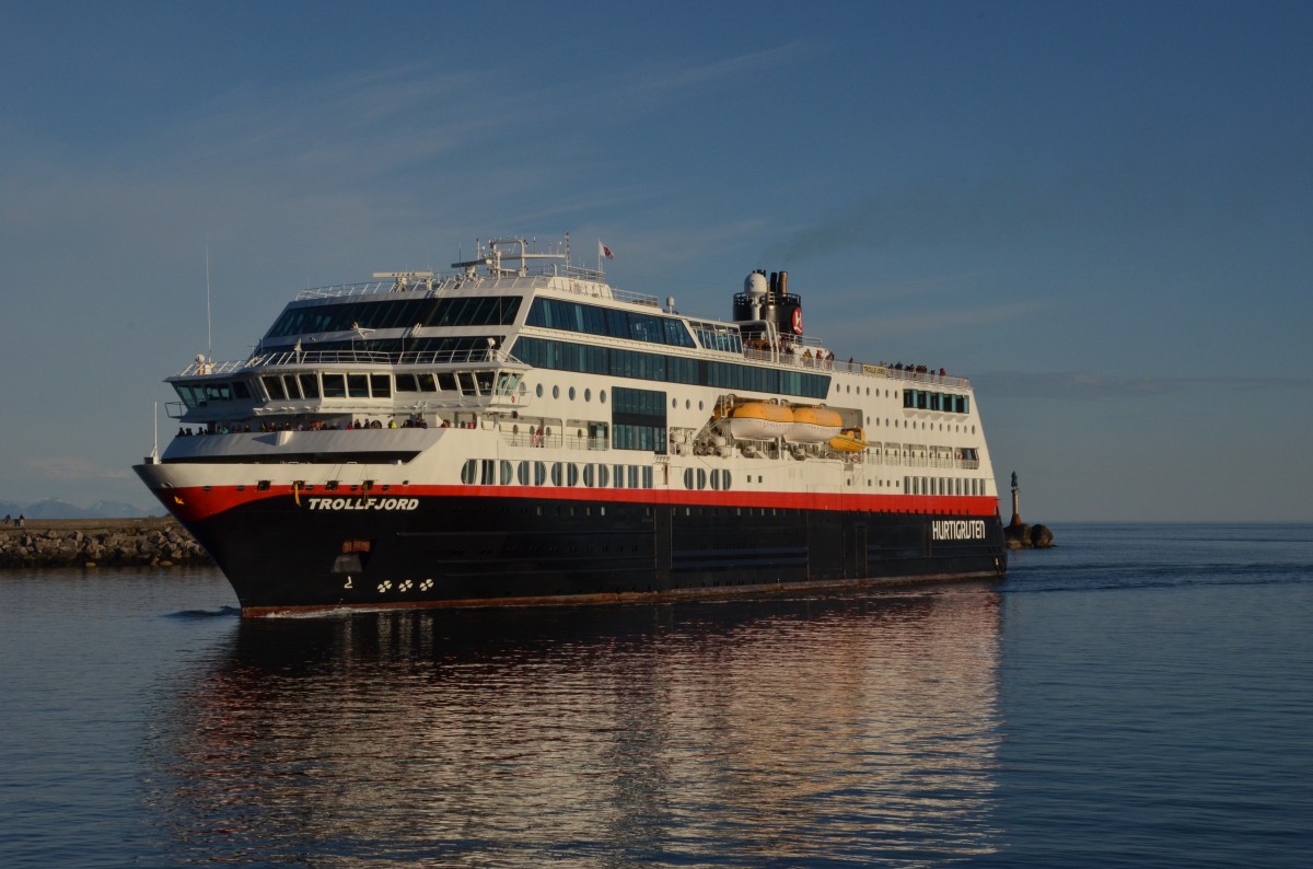 Trollfjord, ein Hurtigrutenschiff, Heimathafen Tromsø  am 02.07.2014 kommt es in den Hafen von Svolvaer  rein.