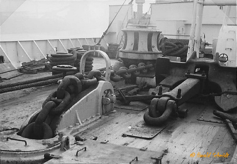 TS HANSEATIC (1) Besichtigung am 21.1.1967, Vorschiff mit Ankergeschirr (Scan vom Foto),  HH-Altenwerder bei Eisen & Metall vor der Verschrottung / 
Ex-Namen: EMPRESS OF JAPAN (1930-1942), EMPRESS OF SCOTLAND (16.10.1942-13.11.1957), SCOTLAND (1957-1958) / 
Passagierschiff / BRT 30.029 / 6 Parsons-Turbinen,  31.400 PSw, 2 Propeller, 21 kn / Lüa 205,15 m, B 26,67 m  / gebaut 1930 bei Fairfield Shipbuilding & Eng. Co, Glasgow, Schottland, für CPR, Canadian-Pacific-Railway Co, London  / Umbau 1957/58 bei Howaldtswerke, Hamburg für  Hamburg-Atlantik-Linie, Hamburg  / 
7.9.1966, New York, das Schiff brennt, 22.9.1966 Beginn der Schleppreise nach Hamburg, am 10.10.1966 Eintreffen des Schleppzuges in Hamburg, 2.12.1966 zum Abwracken an Eisen & Metall verkauft, 20.+21. Januar 1967 Besichtigungstermin für die Versteigerung, anschließend Versteigerung des Inventars / 
