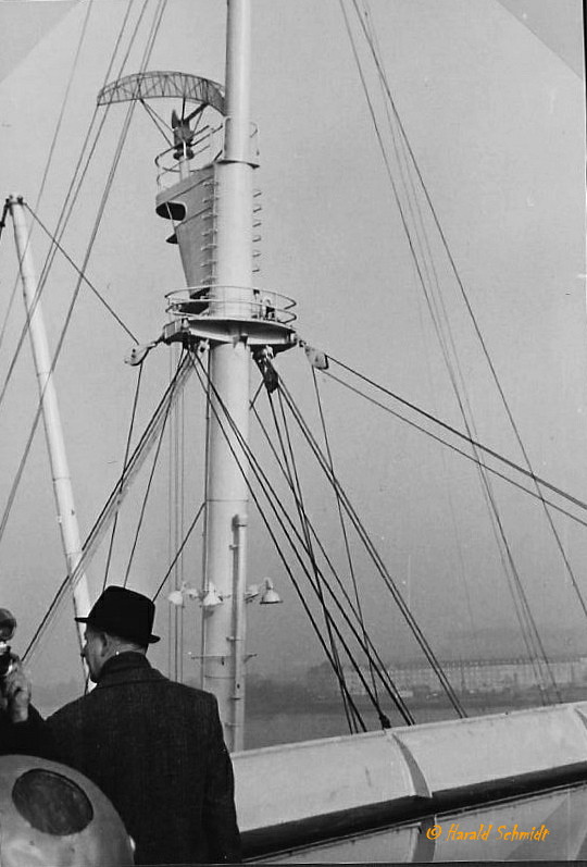 TS HANSEATIC (1) Besichtigung am 21.1.1967, Blick von der Brücke auf den vorderen Mast mit Ausguck und Radarschirm  (Scan vom Foto),  HH-Altenwerder bei Eisen & Metall vor der Verschrottung / 
Beschreibung siehe ID 42851
