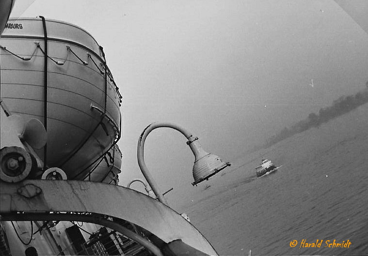 TS HANSEATIC (1) Besichtigung am 21.1.1967, Bootsdeck mit Rettungsbooten, die Schräglage ist dem fehlenden Weitwinkel geschuldet, (Scan vom Foto),  HH-Altenwerder bei Eisen & Metall vor der Verschrottung /
Beschreibung siehe ID 42851