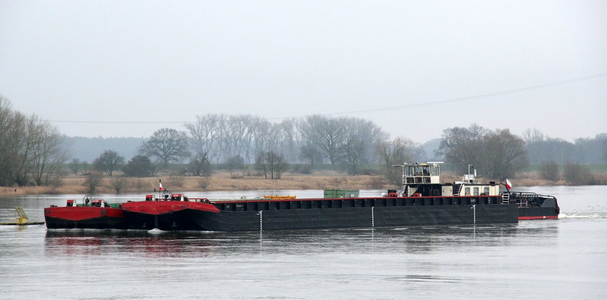 Tschechisch / Deutscher Schubverband am 26.01.2018 auf der Elbe zu Tal an der 1.Befestigungstonne der Fähre Sandau. Die beiden Leichter sind in Deutschland gemeldet und das SB TR30 (32201070) in Tschechien. 