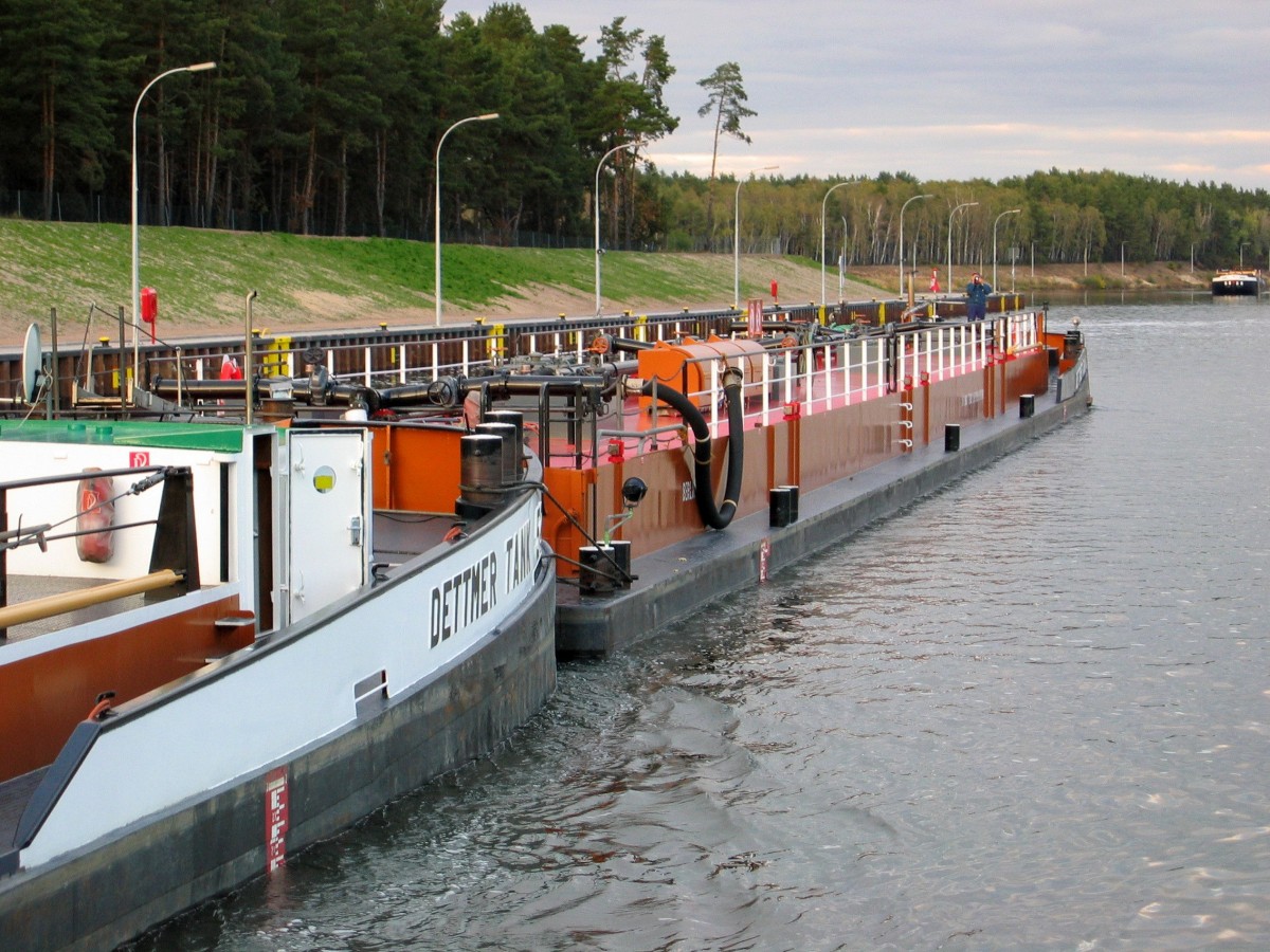 TSL Dettmer Tank 106 (5112100 , 65 x 8,20m) wurde am 16.10.2003 vom TMS Dettmer Tank 52 (damals 4023170 , 67 x 9m) nach der Talschleusung in der Nordkammer d. Schl. Hohenwarthe in den Mittelland / Elbe-Havel Kanal geschoben.