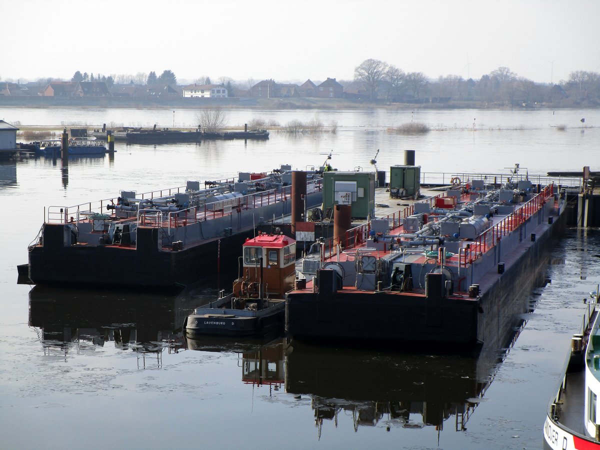 TSL Dettmer Tank 108 (05112110 , links) & Dettmer Tank 110 (02327540 , rechts) lagen am 08.02.2018 in Lauenburg/Elbe bei der Hitzler Werft.