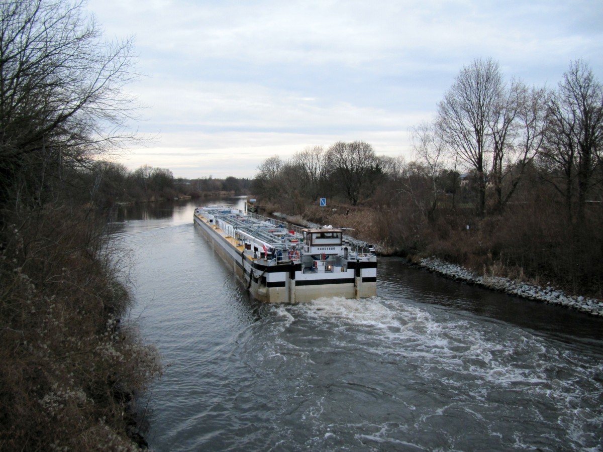 TSL (Tank-Schubleichter) SUANCA am 09.01.2014 im Teltowkanal bei Berlin-Zehlendorf / Teltow auf Talfahrt.