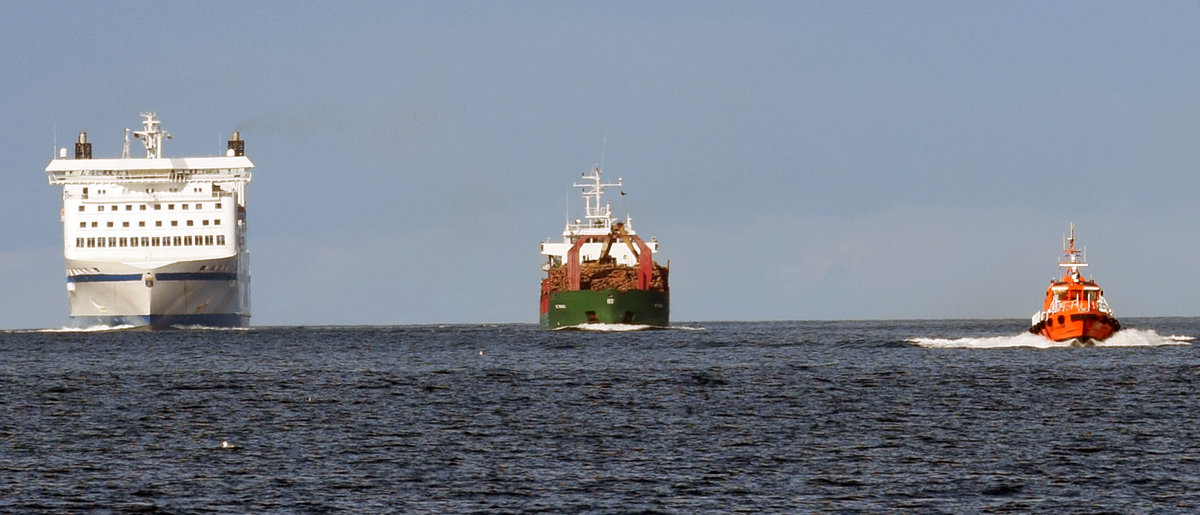 TT-Fähre PETER PAN (links), Frachtschiff ST.PAULI (IMO: 8214358) und Lotsenversetzboot TRAVEMÜNDE in der Ostsee vor Lübeck-Travemünde. Aufnahme vom 27.08.2017