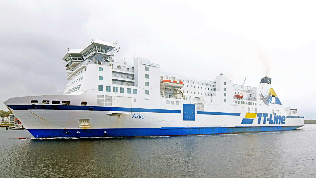 TT-Line-Fähre AKKA (ex NILS HOLGERSSON, IMO 9217230) am 11.10.2022 auslaufend Lübeck-Travemünde