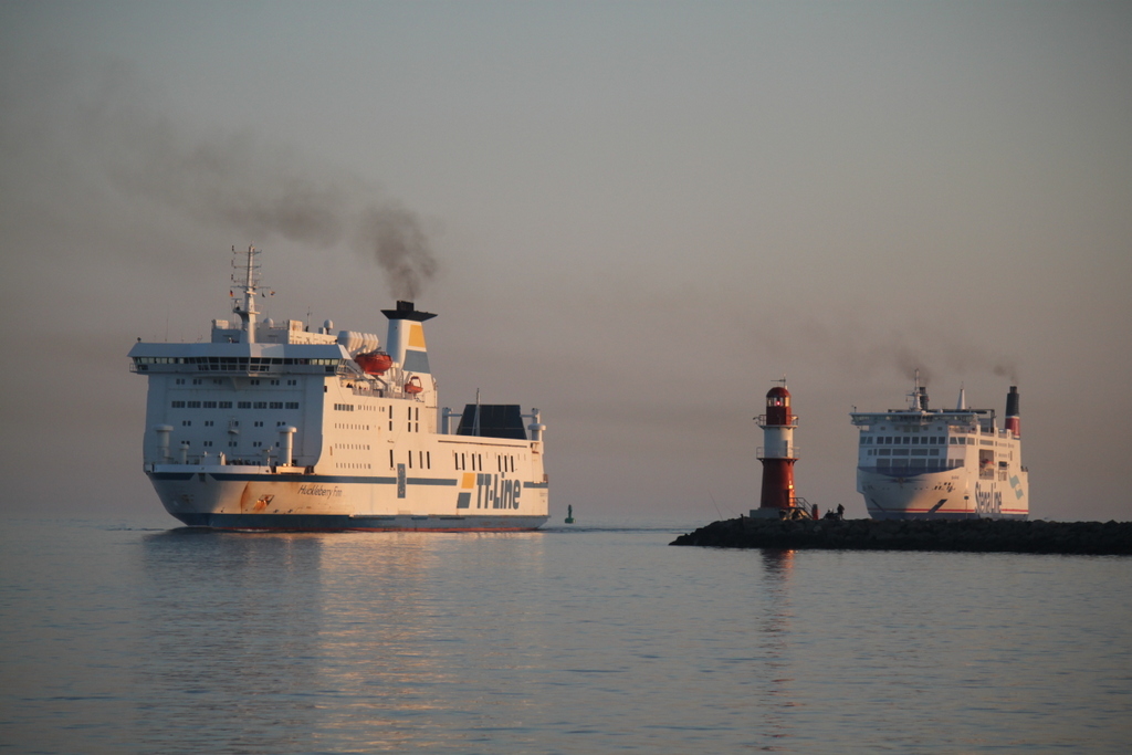 TT Line Fhre Huckleberry Finn+Stena Line Fhre Skane kamen am Morgen des 07.06.2014 um 05:24 Uhr in Warnemnde an