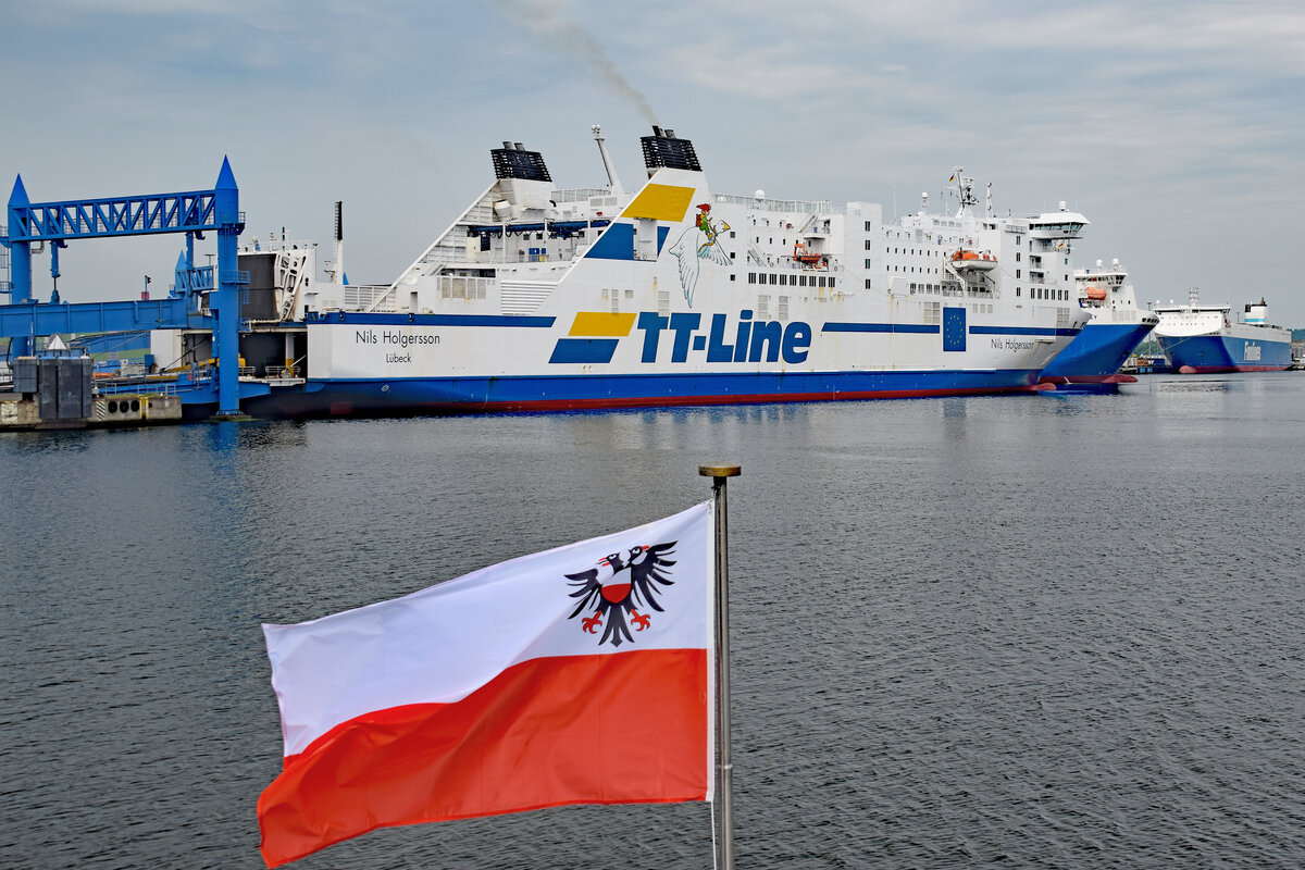 TT-Line-Fähre NILS HOLGERSSON (IMO 9217230) am 07.06.2021 im Hafen von Lübeck-Travemünde