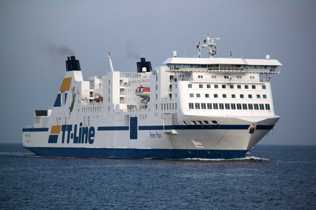 TT-Line Fhre Peter Pan von Travemnde nach Trelleborg via Rostock berseehafen beim Einflaufen im Hafen von Warnemnde.02.11.2014