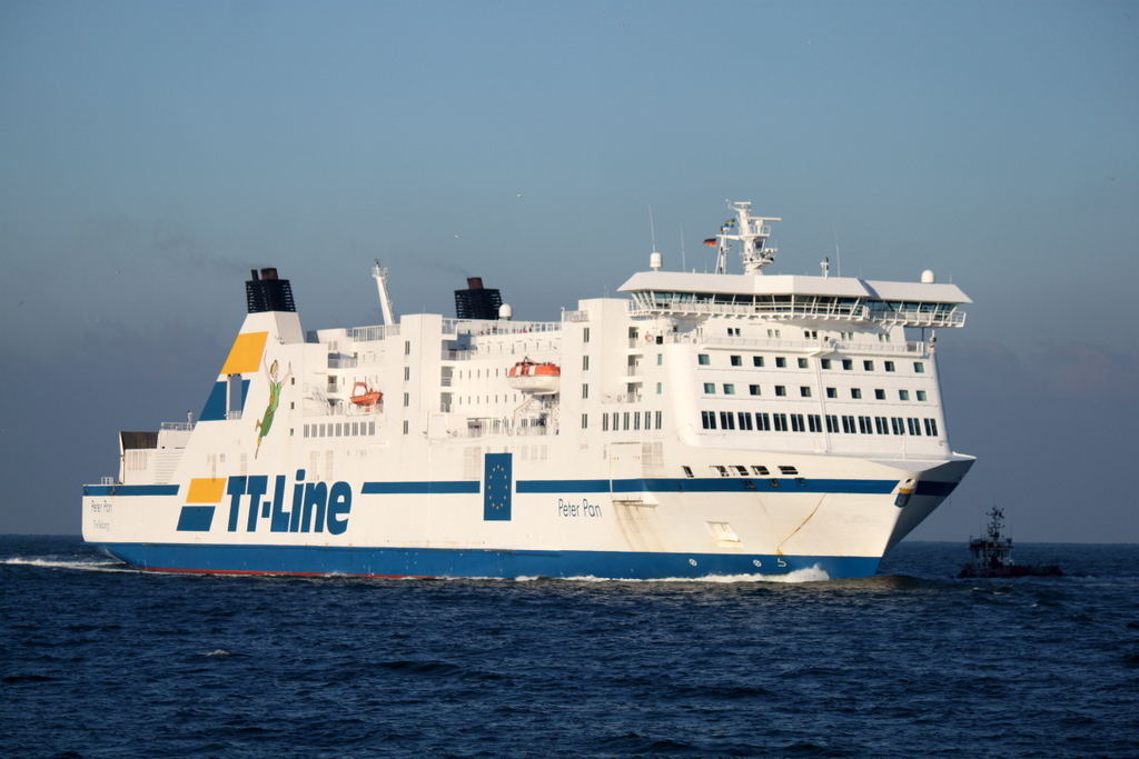 TT-Line Fhre Peter Pan von Trelleborg nach Travemnde via Rostock berseehafen beim Einflaufen im Hafen von Warnemnde.24.01.2014