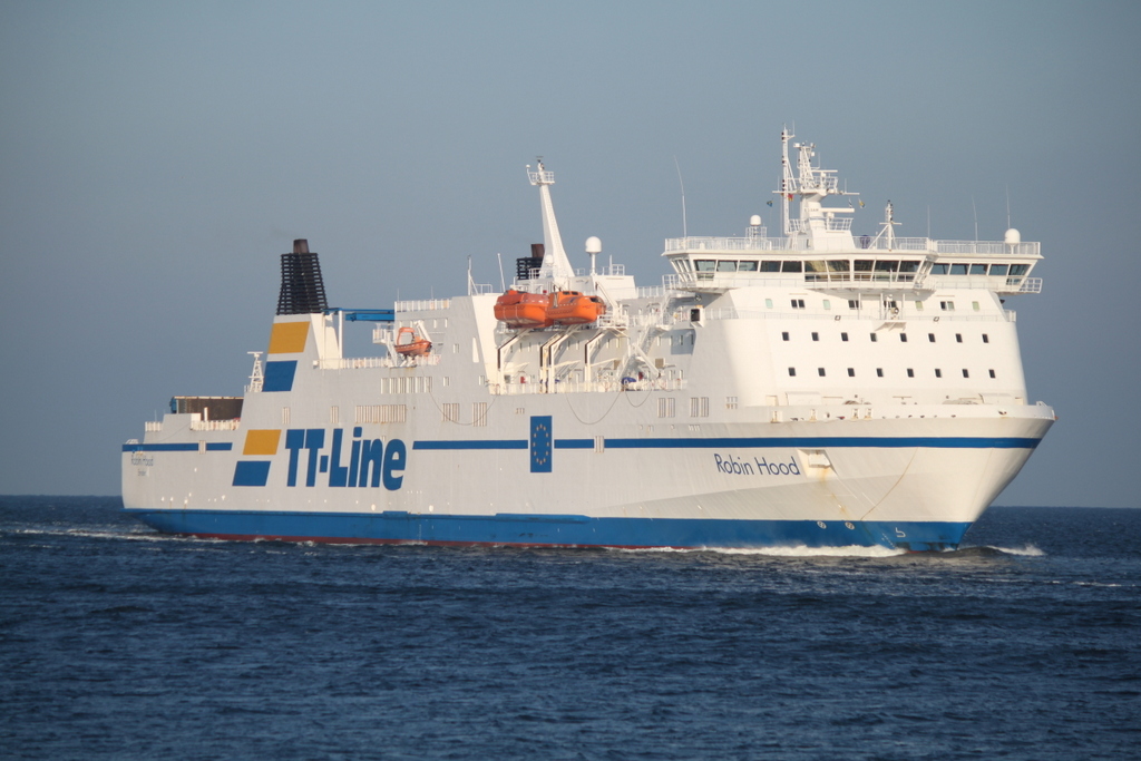 TT-Line Fhre Robin Hood auf dem Seeweg von Lbeck-Tavemnde nach Trelleborg via Rostock beim Einlaufen in Warnemnde.14.01.2018