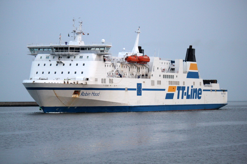 TT-Line Fhre Robin Hood von Trelleborg nach Rostock berseehafen beim Einflaufen im Hafen von Warnemnde am 12.05.2015 gegen 05:55 Uhr