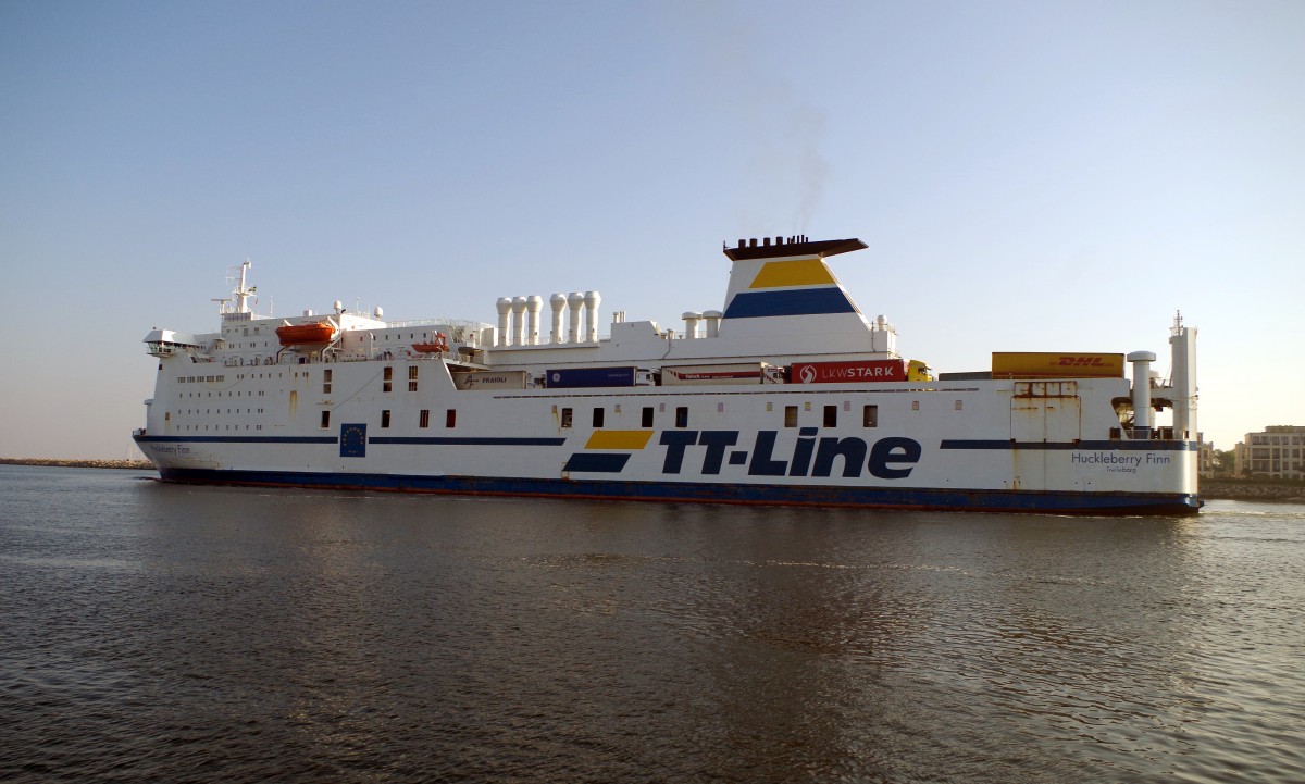 TT Line Fährschiff  Huckleberry Finn  auslaufend Rostock am 04.10.14.