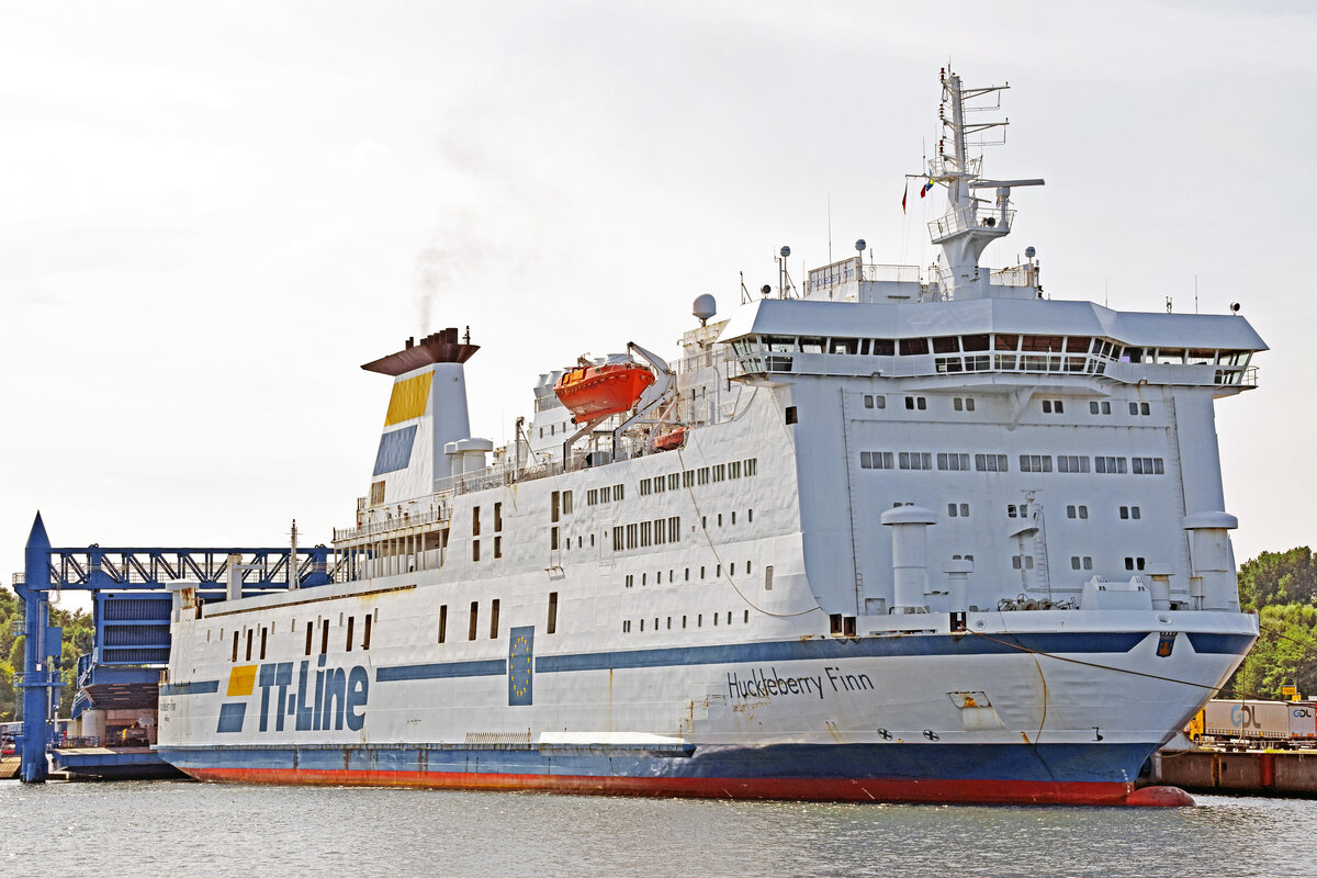 TT-Line-Fährschiff HUCKLEBERRY FINN (IMO 8618358) am 24.8.2021 im Hafen von Lübeck-Travemünde
