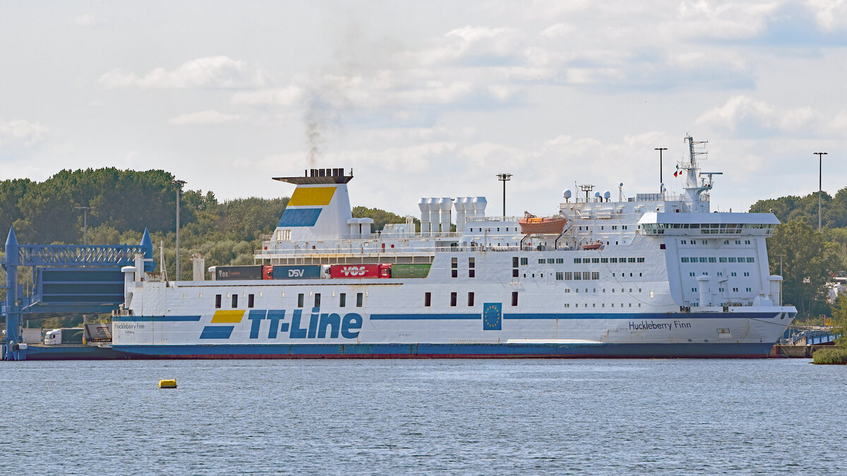 TT-Line-Fährschiff HUCKLEBERRY FINN (IMO 8618358) am 24.8.2021 im Hafen von Lübeck-Travemünde 