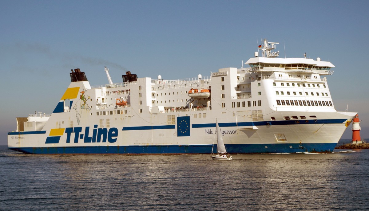 TT Line Fährschiff Nils Holgersson am 03.10.15 einlaufend Warnemünde 