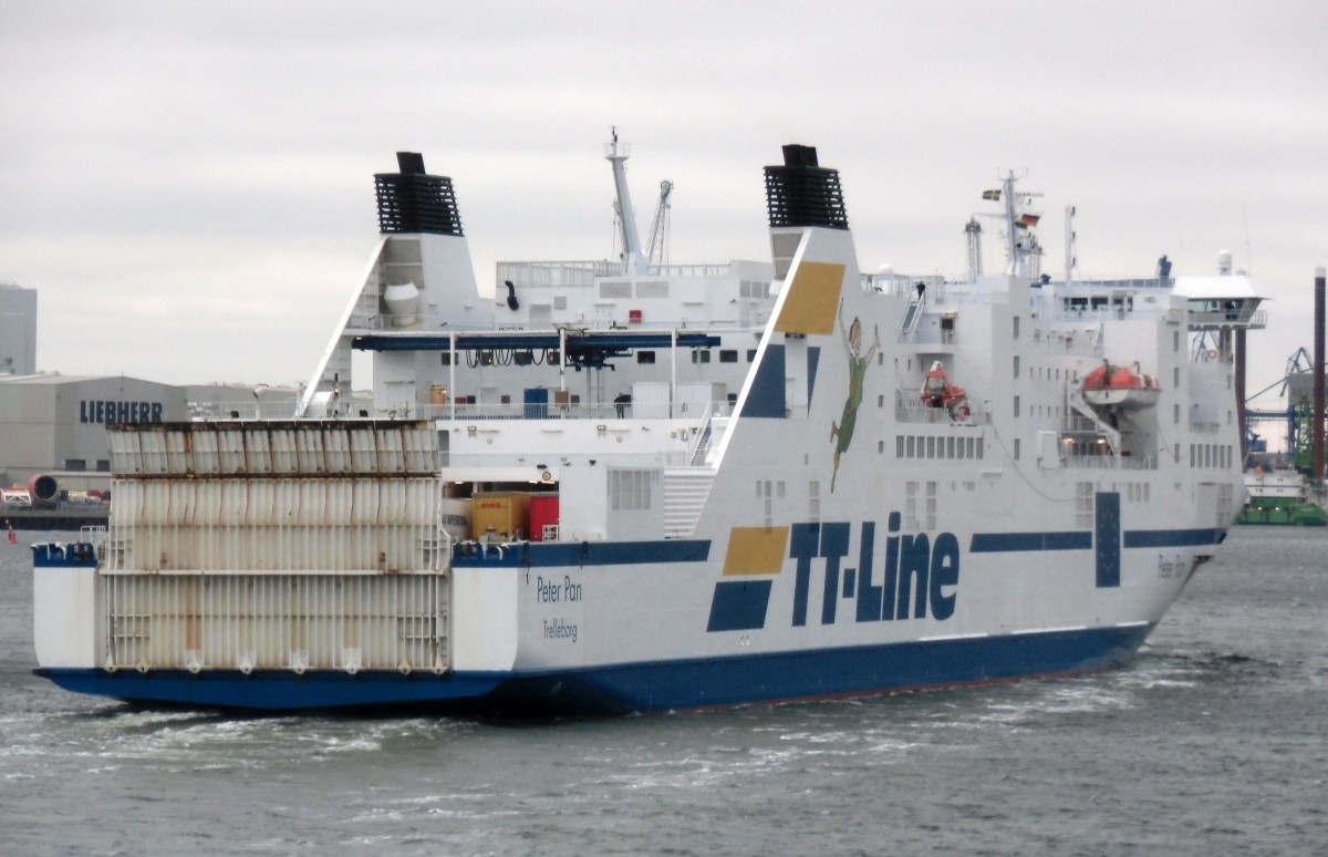 TT LINE Fährschiff  Peter Pan  eingehend Rostock am 21.02.15.