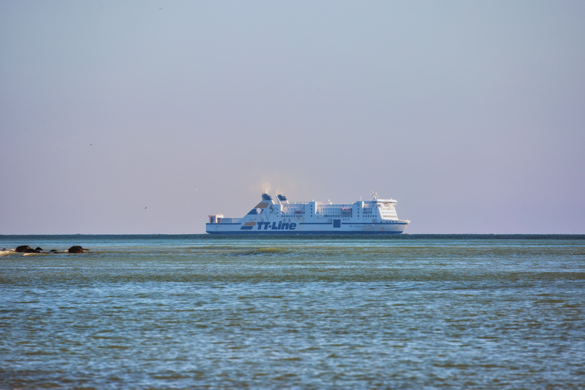 TT-LINE mit NILS HOLGERSSON (IMO 9217230) zwischen Trelleborg und Swinemünde vor der Insel Rügen. - 02.04.2018