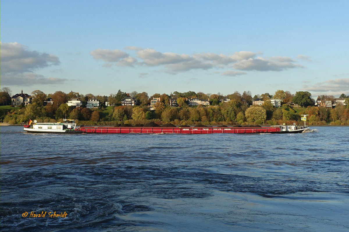 TUCANA (ENI 04603150) am 29.10.2019, Hamburg einlaufend, Elbe Höhe Finkenwerder / 
Ex-Namen: MATHIAS STINNES 15;  BORKUM, MICHAELA, MICHAEL) /
GMS / Lüa 78,7 m, B 9,5 m, Tg 2,54 m / 1 MWM-Diesel, 588 kW (800 PS) / Tonnage: 1209 t / gebaut 1921 bei Christof Ruthof, Schiffswerft und Maschinenfabrik in  Mainz-Kastel / Flagge: D, Heimathafen: Hamburg / 
