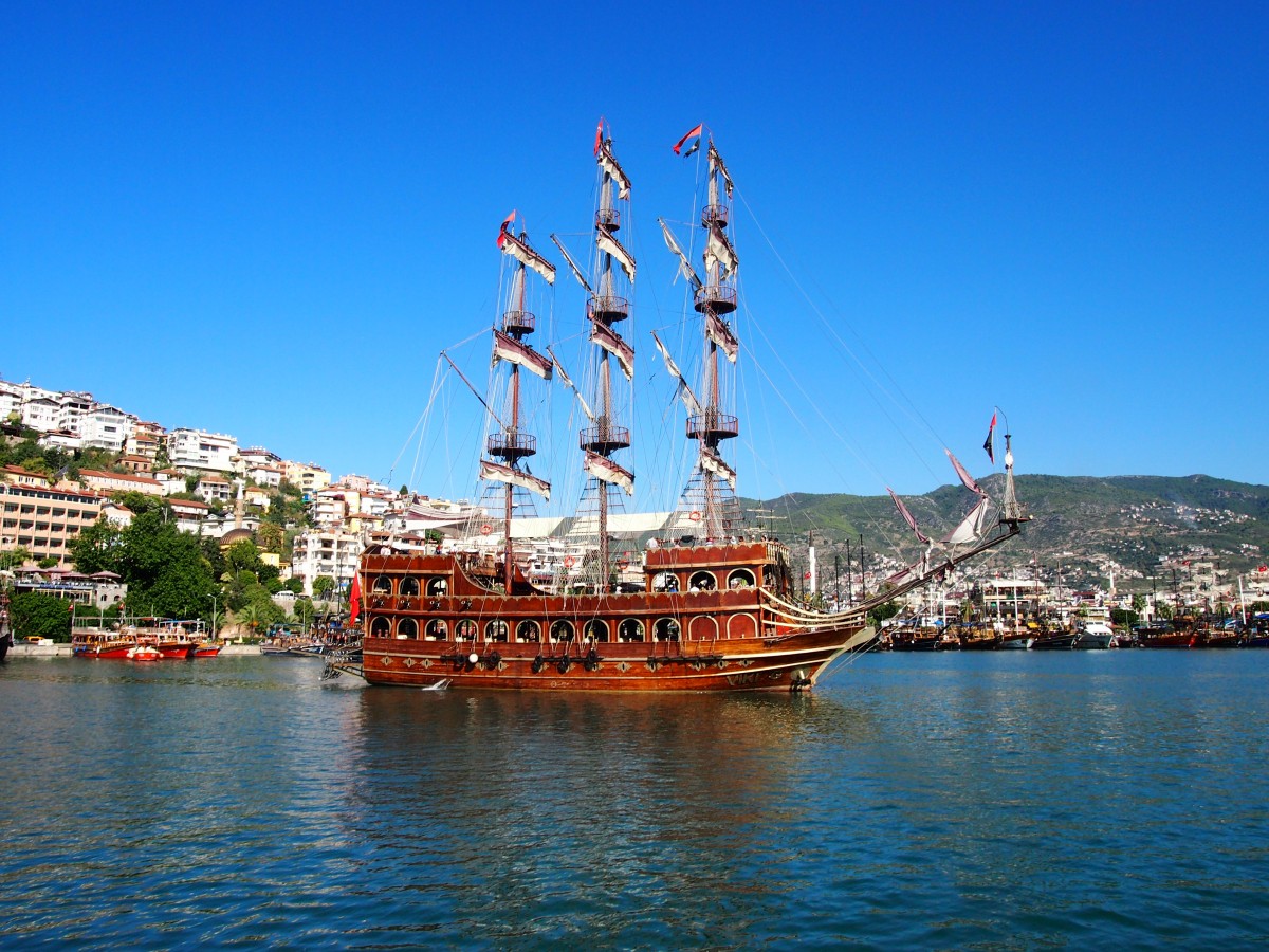 Türkische Kreuzfahrtschiff Viking fährt aus einem Hafen Alanya am 21.09.2014.