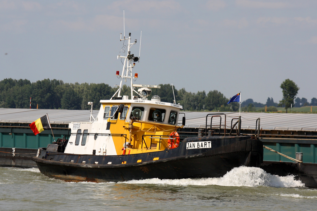 TUG JAN BART (ENI:06105063)L.19,80m B.5,10m am 25.06.2020 auf dem Rhein in Xanten zu Berg als Antriebshilfe.