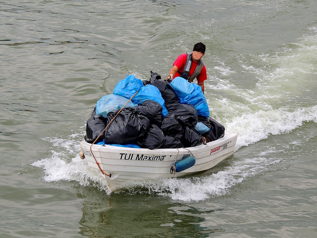 TUI-Maxima, das kleine Beiboot des gleichnamigen Kreuzfahrtschiffes, transport in Budapest die Mllscke Richtung Sammelstelle; 130827