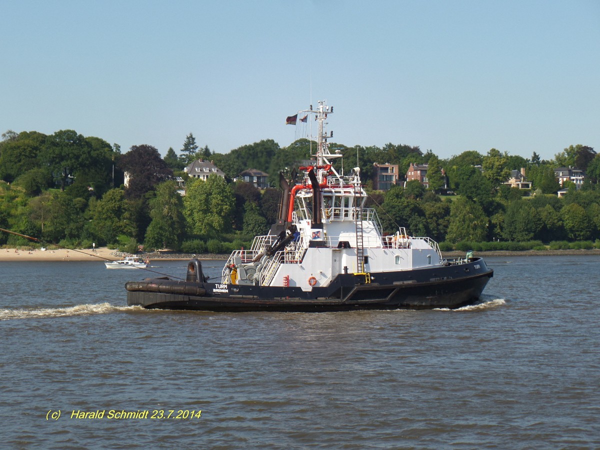 TURM  (IMO 9211212) 001/002 am 23.7.2014, Hamburg, Elbe, als Kopfschlepper bei der Assistenz der MSC ROMANOS, gut zu sehen ist hier wie die Schlepptrosse gefahren wird / 
Schlepper / BRZ 457 / Lüa 32,5 m, B 11 m, Tg 2,65 m / 3.742 kW, 13 kn, Pfahlzug 54 t / 2001 bei Astilleros Armon, Navia, Spanien  / Eigner: Lütgens & Reimers, Hamburg, Bereederung: URAG, Bremen / Heimathafen: Bremen, Flagge: Deutschland /
