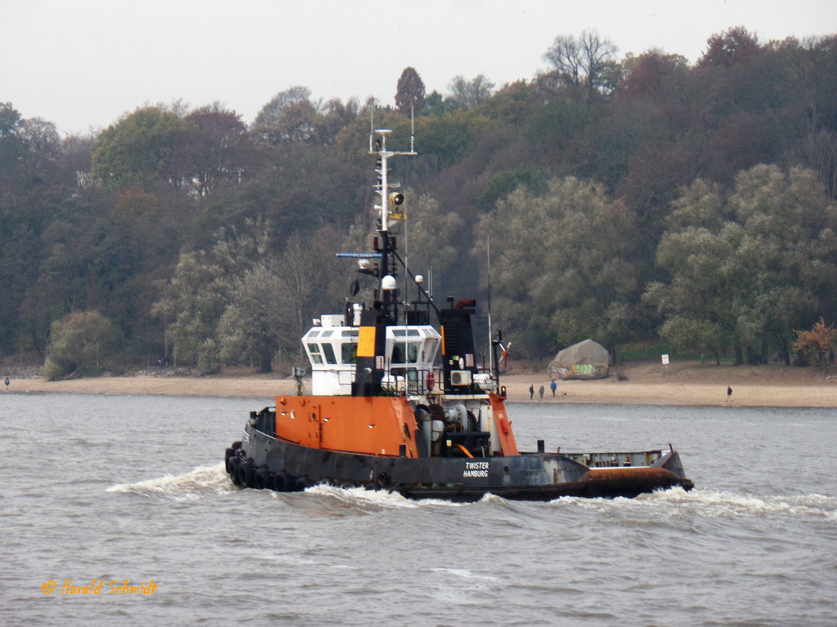 TWISTER (IMO 8616245) am 13.11.2016, Hamburg, Elbe Höhe Övelgönne  / 

Ex-Namen: LADY THERESA (1988) , HILLSIDER (1994), FAIRPLAY XI (2012) /
Schlepper / BRZ 173 / Lüa 24,7 m, B 7,73 m, Tg 3,6 m / 2 Diesel, Ruston, ges. 1900 kW (2584 PS), 2 Festpropeller in Kortdüse / 2 Becker Ruder, 11,5 kn, Pfahlzug 26,4 t / gebaut 1988 bei Cochrane Shipbuilding, Selby, GB / Eigner: LÜHRS Schifffahrt oHG, Hamburg, Flagge: Deutschland, Heimathafen Hamburg / 
