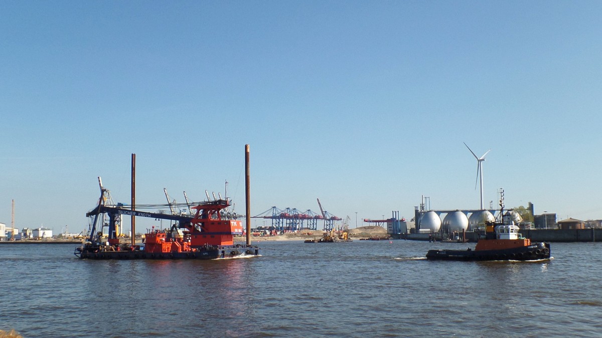 TWISTER (IMO 8616245) am 19.4.2015, mit Schleppanhang TK 10, Hamburg, Elbe Höhe Altona / 

Ex-Namen: LADY THERESA (1988) , HILLSIDER (1994), FAIRPLAY XI (2012) /
Schlepper / BRZ 173 / Lüa 24,7 m, B 7,73 m, Tg 3,6 m / 2 Diesel, Ruston, ges. 1900 kW (2584 PS), 2 Festpropeller in Kortdüse / 2 Becker Ruder, 11,5 kn, Pfahlzug 26,4 t / gebaut 1988 bei Cochrane Shipbuilding, Selby, GB / Eigner: LÜHRS Schifffahrt oHG, Hamburg, Flagge: Deutschland, Heimathafen Hamburg / 

