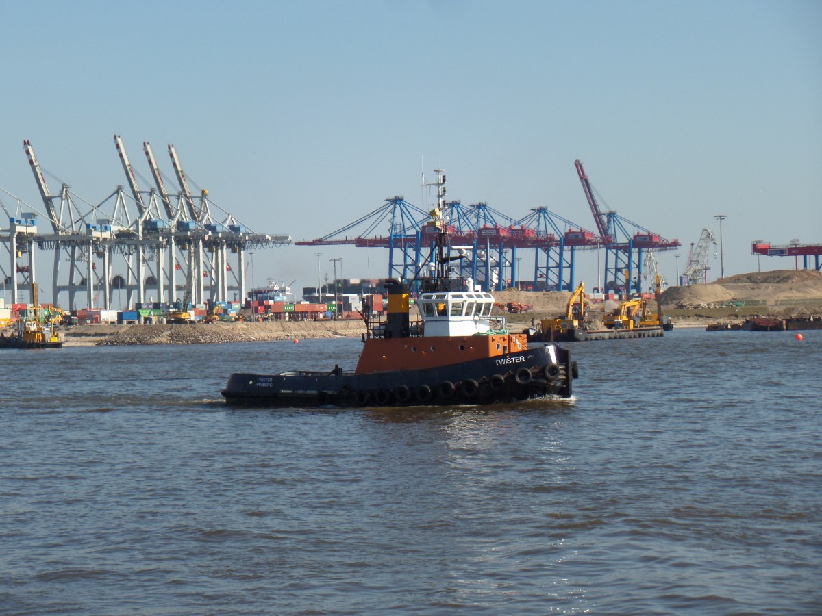 TWISTER (IMO 8616245) am 19.4.2015, Hamburg, Elbe Höhe Altona  / 

Ex-Namen: LADY THERESA (1988) , HILLSIDER (1994), FAIRPLAY XI (2012) /
Schlepper / BRZ 173 / Lüa 24,7 m, B 7,73 m, Tg 3,6 m / 2 Diesel, Ruston, ges. 1900 kW (2584 PS), 2 Festpropeller in Kortdüse / 2 Becker Ruder, 11,5 kn, Pfahlzug 26,4 t / gebaut 1988 bei Cochrane Shipbuilding, Selby, GB / Eigner: LÜHRS Schifffahrt oHG, Hamburg, Flagge: Deutschland, Heimathafen Hamburg / 
