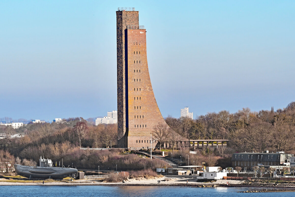 U 995 am 08.02.2023 beim Marineehrenmal in Laboe