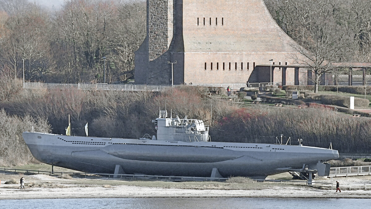 U 995 am 08.02.2023 beim Marineehrenmal in Laboe