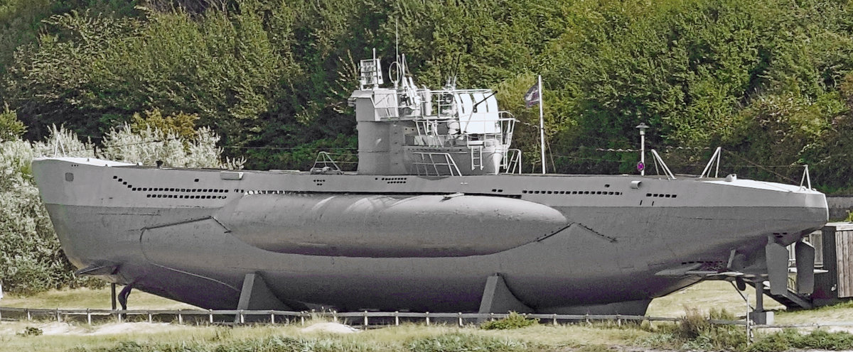 U-Boot 995 der deutschen Kriegsmarine beim Marineehrenmal Laboe