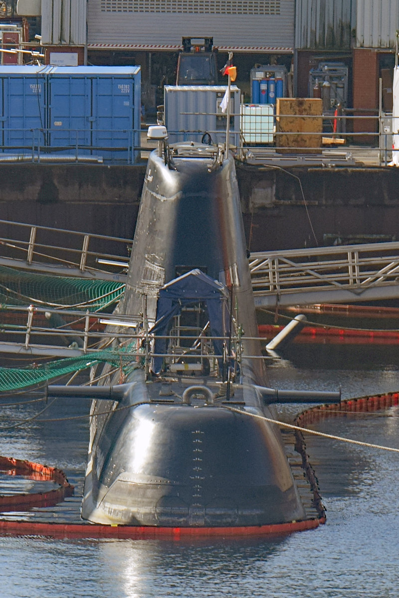 U-Boot in Kiel mit Aufschrift  TKMS Submarine 01  am Turm. Aufnahme vom 21.08.2020. 

Nachtrag vom 01.09.2020: Es handelt sich laut Medienberichten um das für die Marine der Republik Singapur bestimmte Unterseeboot INVINCIBLE.

Die Einordnung des Fahrzeugbildes in  Vereinigtes Königreich  ist somit falsch. Da zurzeit Kategorie  Singapur  noch nicht erstellt, kann eine Richtigstellung noch nicht erfolgen.