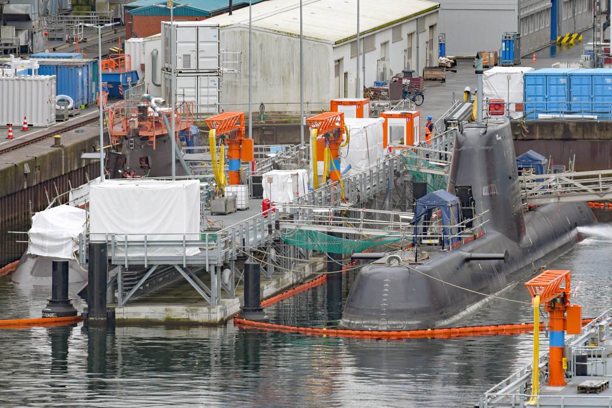 U-Boot in Kiel mit Aufschrift  TKMS Submarine 01  am Turm. Aufnahme vom 21.08.2020. 

Nachtrag vom 01.09.2020: Es handelt sich laut Medienberichten um das für die Marine der Republik Singapur bestimmte Unterseeboot INVINCIBLE.

Die Einordnung des Fahrzeugbildes in  Vereinigtes Königreich  ist somit falsch. Da zurzeit Kategorie  Singapur  noch nicht erstellt, kann eine Richtigstellung noch nicht erfolgen.