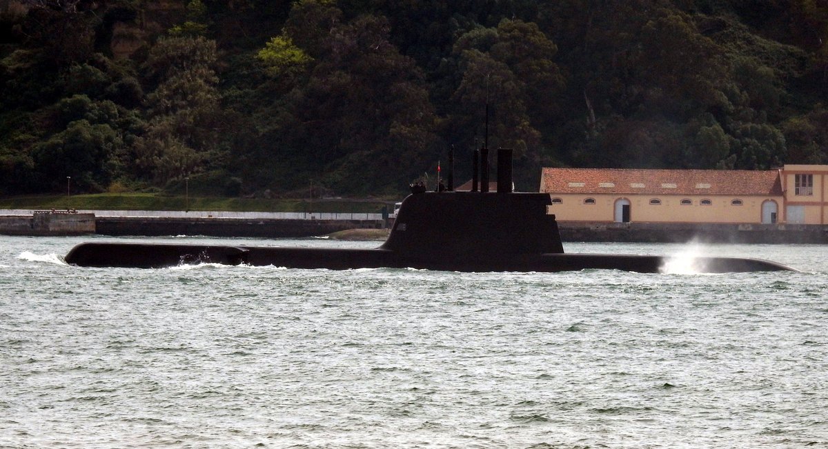 U-Boot Typ U-214 der portugiesischen Marine kehrt auf dem Tejo nach Lissabon zurück, am 20.03.2017.
