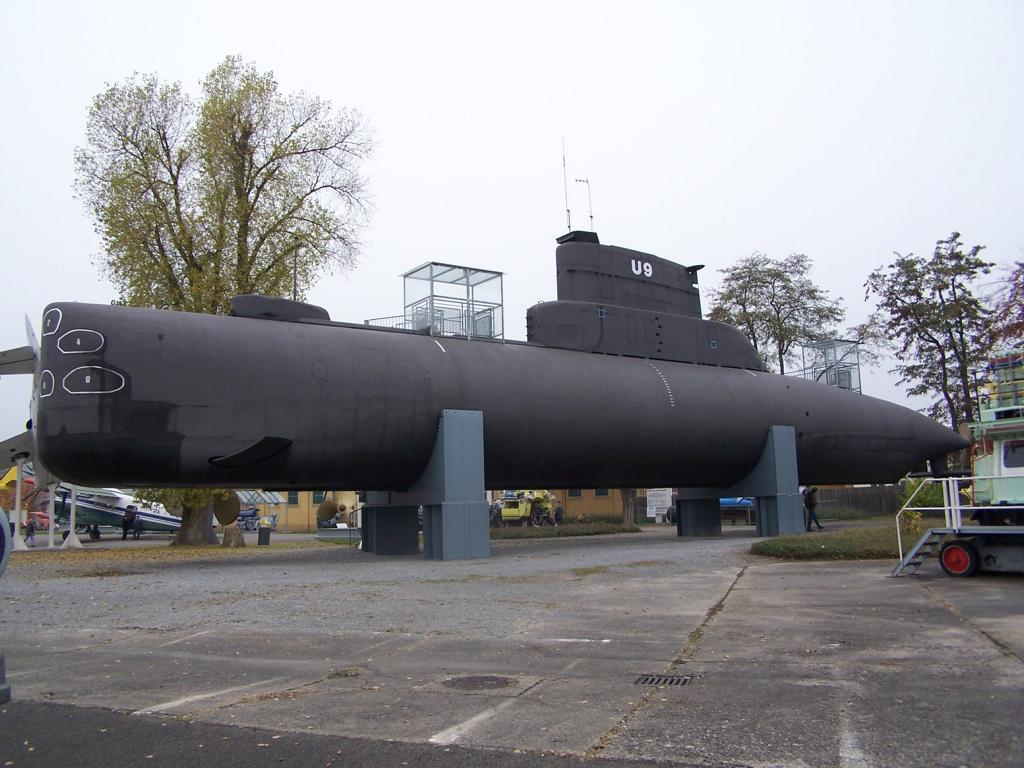 U-Boot U 9 (Typ 205) im Technikmuseum Speyer (02.11.2007). Technische Daten: Baujahr 1966, Besatzung: 22, Länge 45,73 m, Breite 4,58 m, Gesamthöhe 9,20 m, Tiefgang 4,02 m, Gewicht 466 to., Geschwindigkeit 10 kn über Wasser, 17 kn unter Wasser, Tauchtiefe 100 m