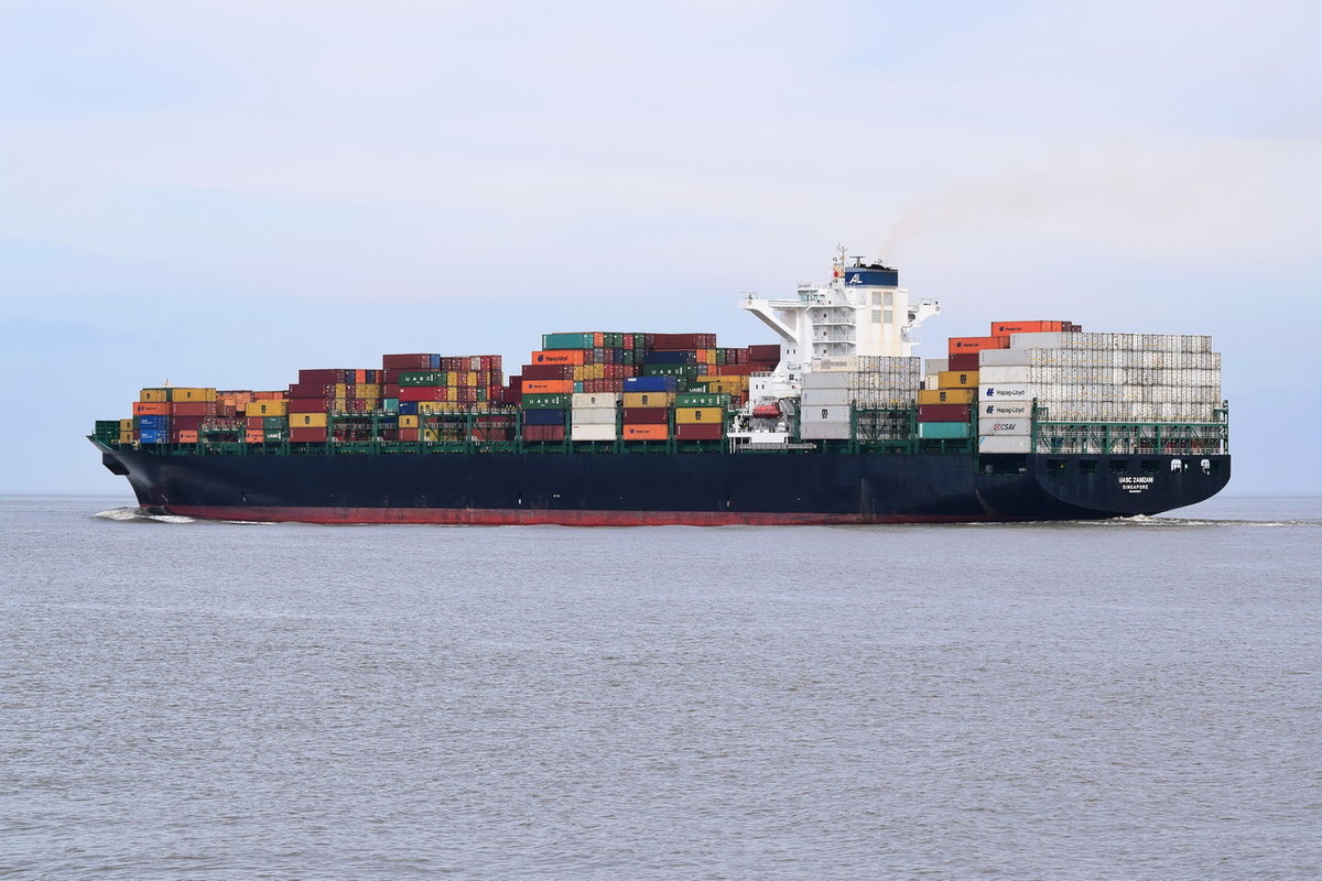 UASC ZAMZAM , Containerschiff , IMO 9699127 , 9034 TEU , Baujahr 2014 , 299.92 × 48.26m , 04.04.2018  Alte Liebe Cuxhaven