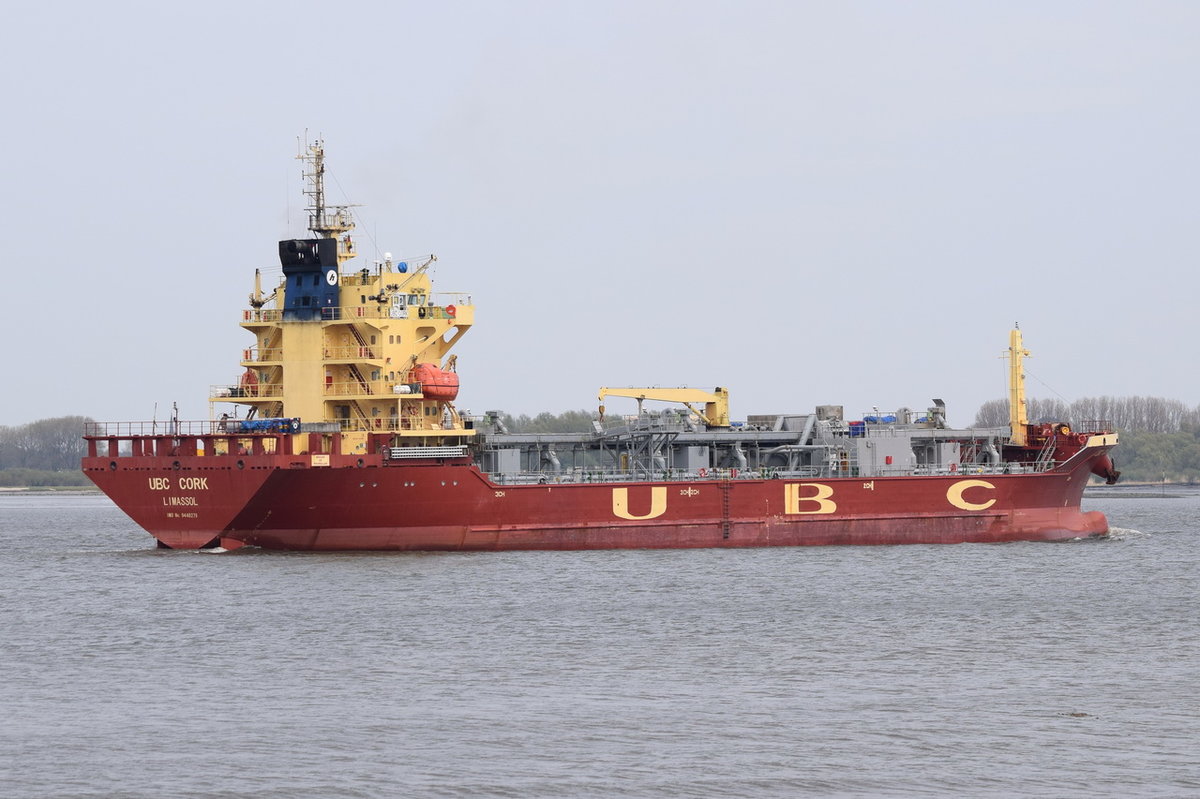 UBC CORK , Cement Carrier , IMO 9448279 , Baujahr 2009 , 116.7 × 19.7m , 20.04.2017 Grünendeich