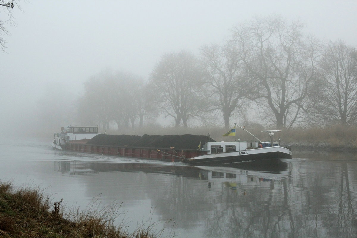 Über dem Sacrow-Paretzer-Kanal /  UNTERE HAVEL-WASSERSTRASSE  lag am 02.03.2021 dichter Nebel. Das GMS  MIRA  (04400560 , 80 x 9m) war auf Bergfahrt nach Berlin , hier zw. dem Abzweig des Havelkanales und dem Schlänitzsee.