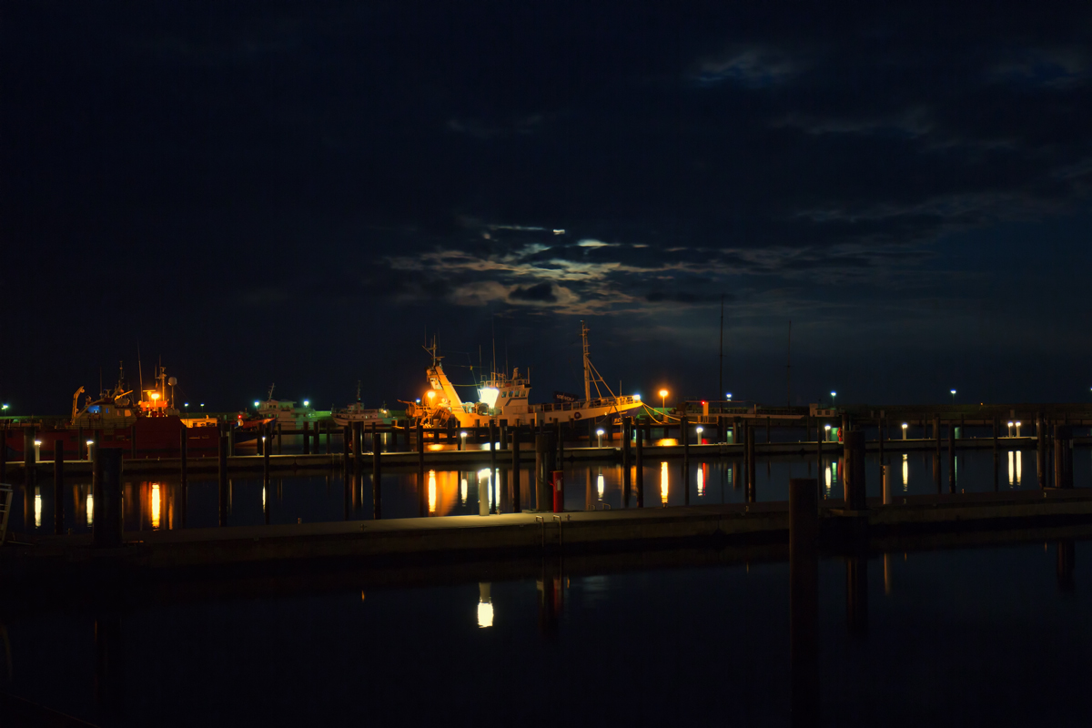 Über den Hafen von Sassnitz schafft der Vollmond es nicht durch die Wolkendecke zu dringen. - 23.03.2016