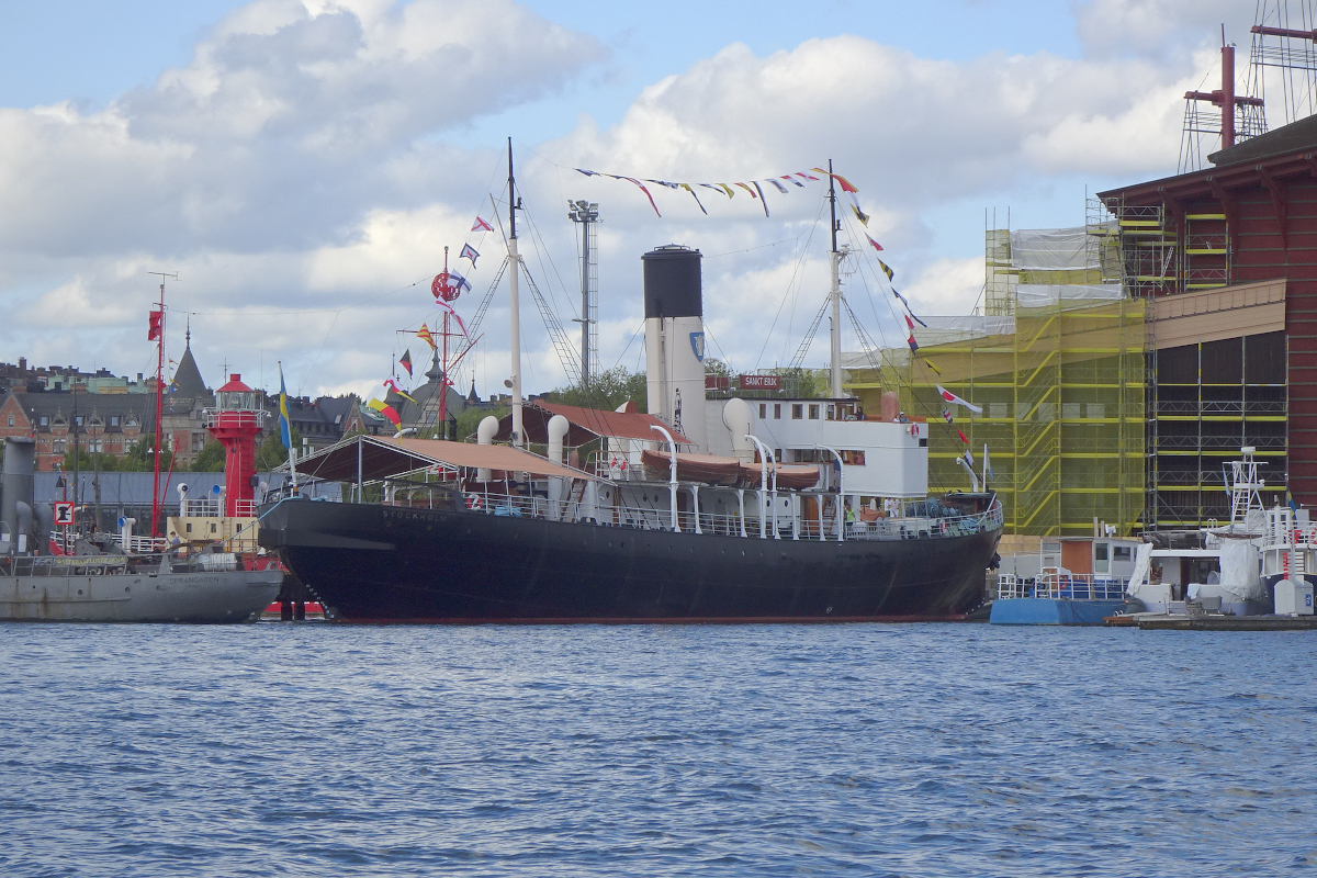  Über die Toppen beflaggt  präsentiert sich die Sankt Erik am 27. August 2023 in Stockholm vor dem Wasa-Museum. Leider haben wir sie dieses Mal nicht besucht....