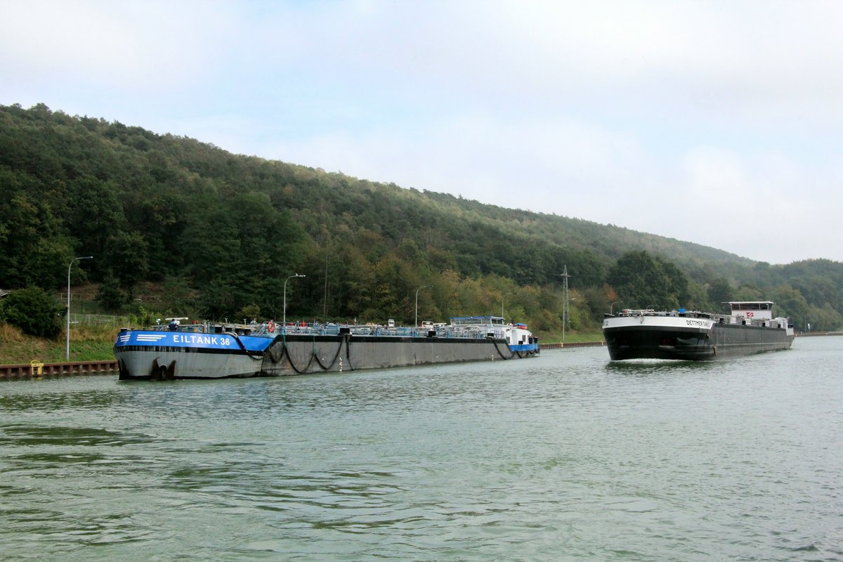 Überholmanöver im DORTMUND-EMS-KANAL bei Bergeshövede zu Tal am 30.09.2020. TMS  DETTMER TANK 122  (02336974 , 85,95 x 9,60m) überholte  TMS EILTANK 36  (04802990 , 85,59 x 10,50m) , beide TMS fuhren anschliessend nach Steuerbord in den Mittellandkanal ein. 