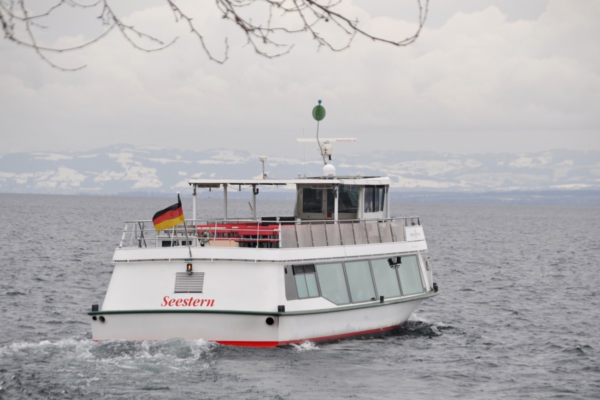 ÜBERLINGEN (Bodenseekreis), 24.02.2015, Fahrgastschiff Seestern hat soeben den Anleger in Überlingen verlassen