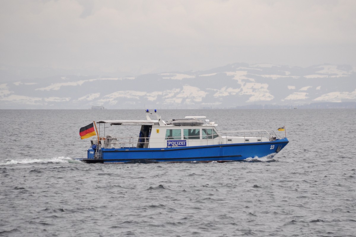 ÜBERLINGEN (Bodenseekreis), 24.02.2015, Polizeiboot 23 auf Vorbeifahrt am Überlinger Anleger